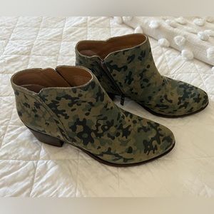 New Lucky Brand Camo print ankle booties